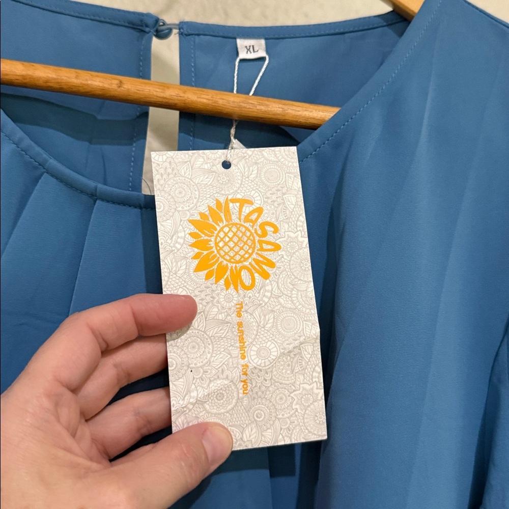 NWT Tasamo Elegant Blue Women's Top with petal sleeve detail size XL. - Picture 4 of 7